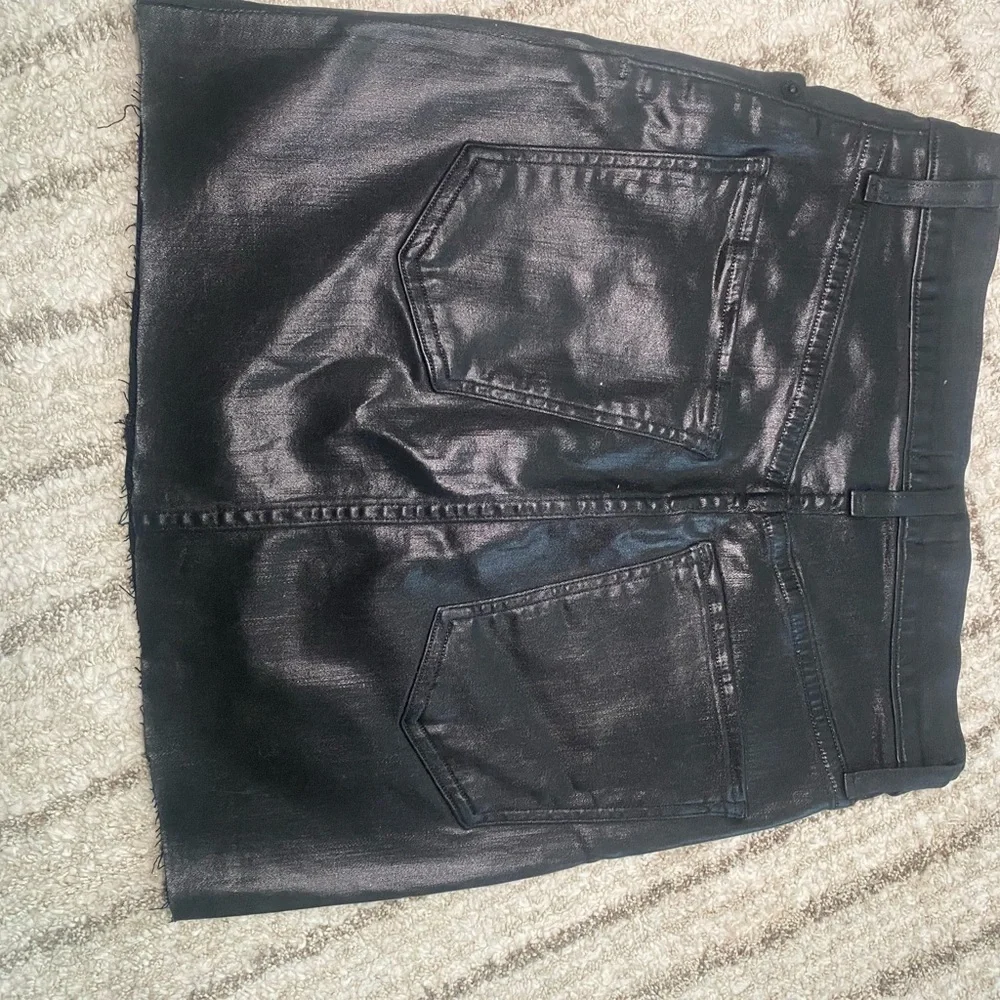 AGOLDE Black Coated Denim Mini Skirt Size 25 – Faux Leather Look